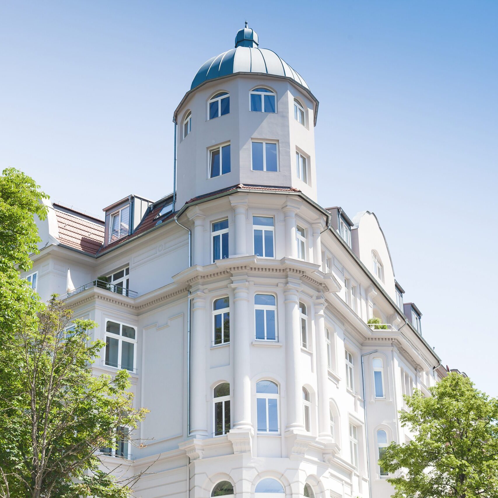 nobler Altbau und Bäume in Deutschland nobler Altbau und Bäume in Deutschland